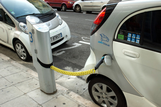Франция будет платить своим гражданам по €10000 за переход на электромобили - 2