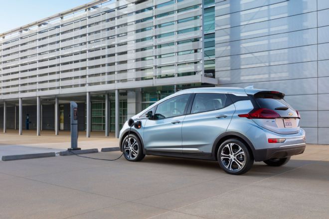 Chevrolet Bolt EV 2017: доступный электромобиль с большим запасом хода