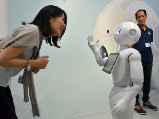 В Японии роботы заменят продавцов-консультантов в магазине мобильных телефонов