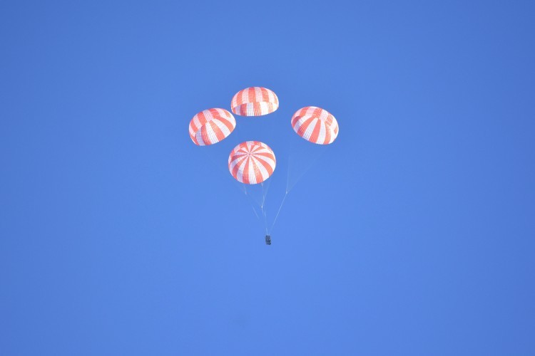 SpaceX успешно испытала парашюты для пилотируемой капсулы (видео) - 1