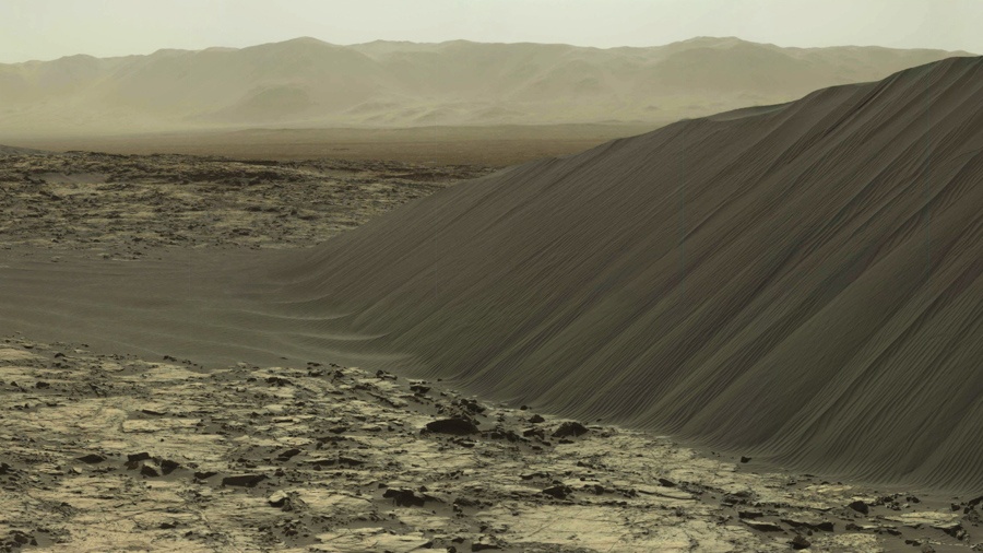 Марсоход Curiosity изучает темные дюны - 10