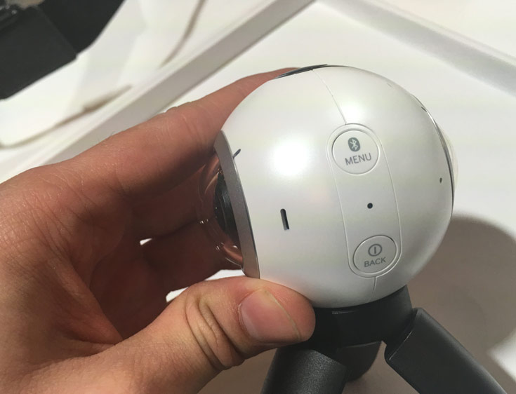 Камера Samsung Gear 360 предназначена для съемки фото и видео с углом поля зрения 360°