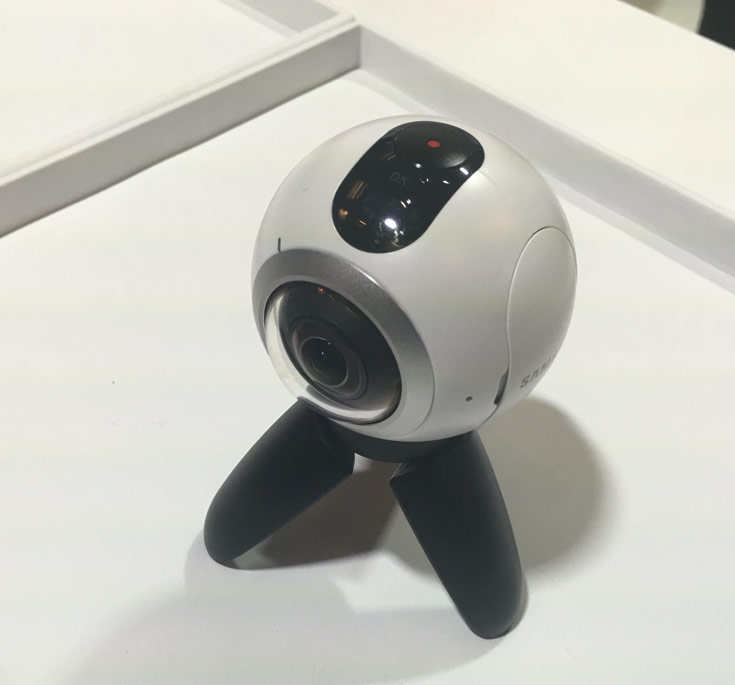 Камера Samsung Gear 360 предназначена для съемки фото и видео с углом поля зрения 360°