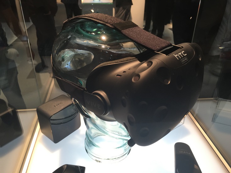 Потребительская версия гарнитуры HTC Vive, оцененная в $799, предложит встроенный телефонный сервис (фото с выставки)