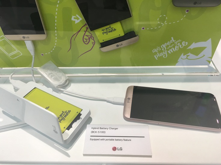 Представлен флагманский смартфон LG G5, который получит целую серию аксессуаров, подключаемых через универсальный слот (фото с MWC 2016) - 6