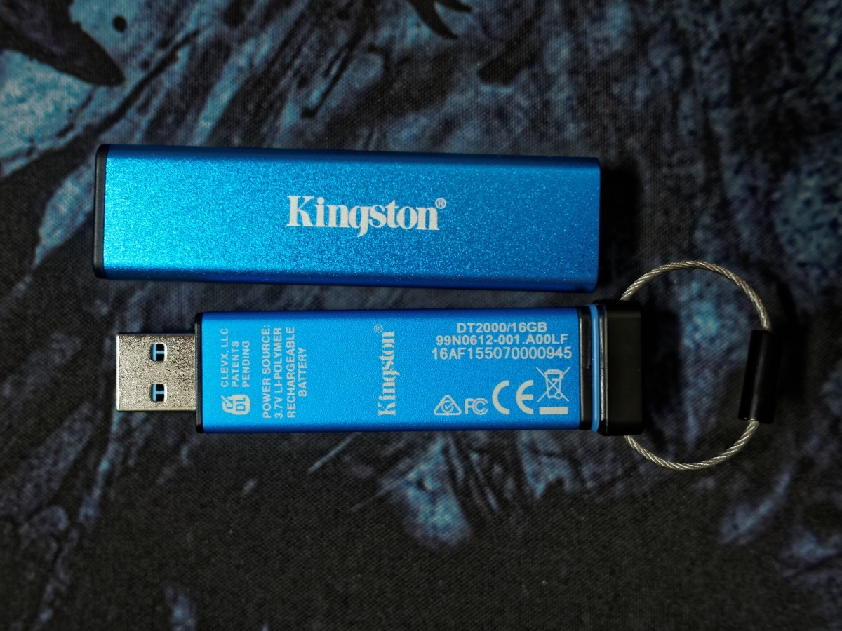 Защищенный USB-накопитель с ПИН-падом Kingston DataTraveler 2000 - 2 Защищенный USB-накопитель с ПИН-падом Kingston DataTraveler 2000 - 2