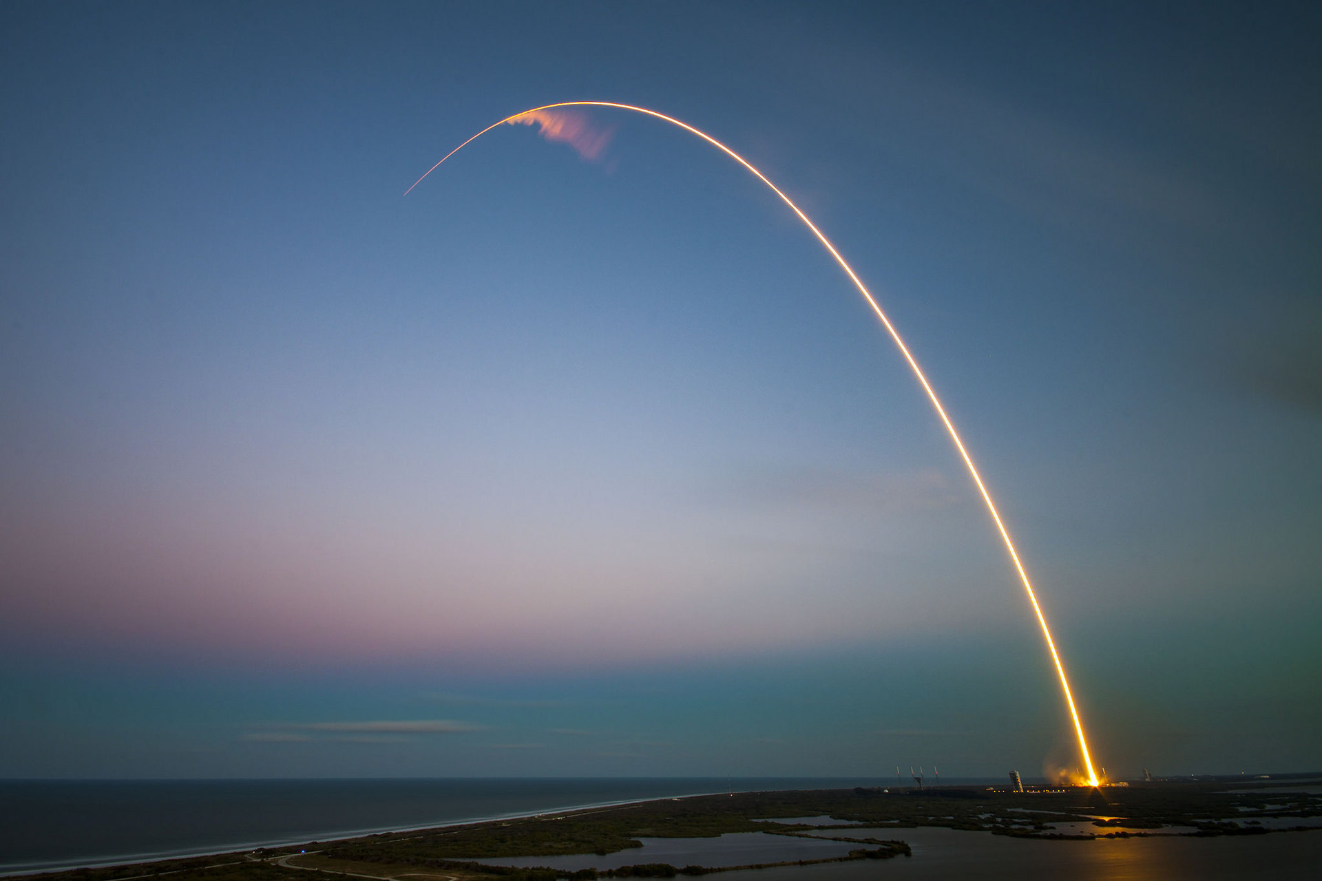 SpaceX запустила ракету Falcon 9. Посадка на платформу опять не удалась - 1