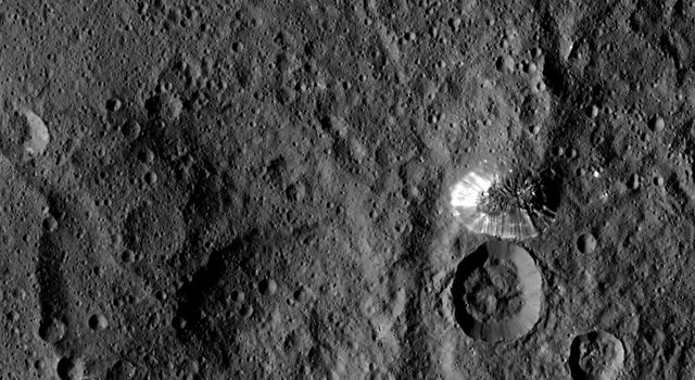 Зонд Dawn изучает Цереру уже год: интересные открытия и новые загадки - 1