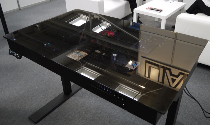 Компания Lian Li привезла на СeBIT новый вариант компьютерного корпуса в форме стола
