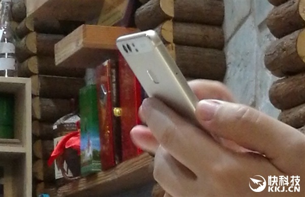 Фотографии запечатлели президента Huawei, который уже пользуется флагманским смартфоном компании - 2