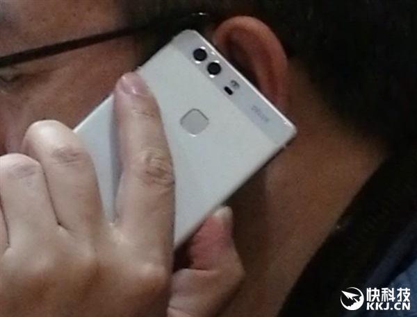 Фотографии запечатлели президента Huawei, который уже пользуется флагманским смартфоном компании - 1