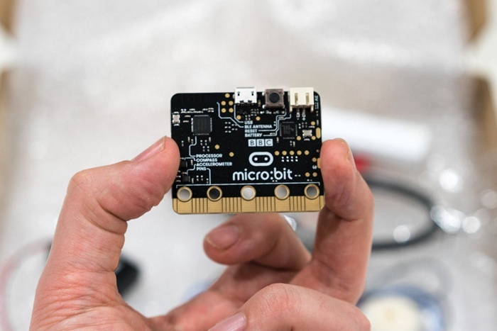 BBC начала рассылать миллион микрокомпьютеров micro:bit школьникам Соединённого Королевства - 1