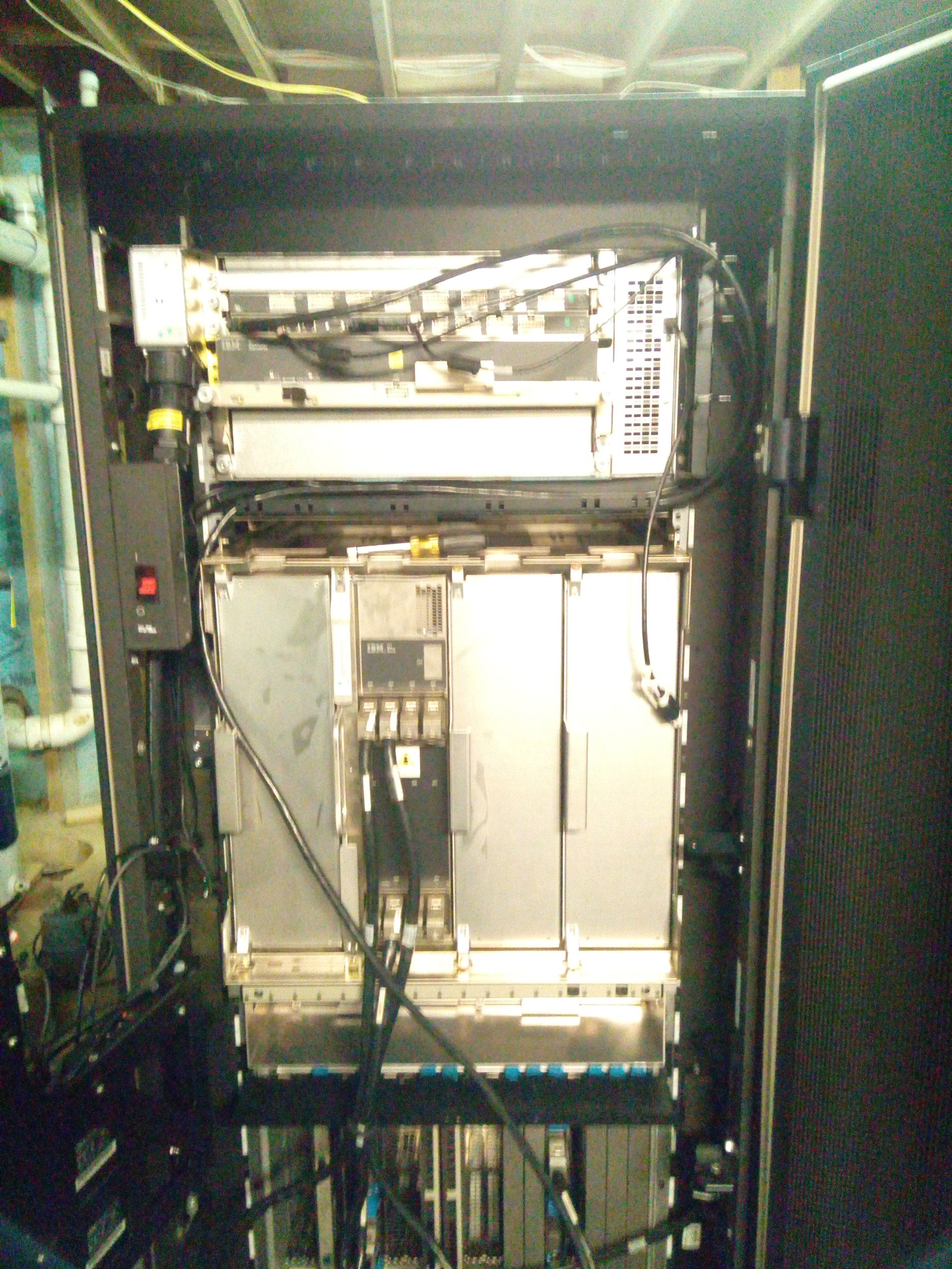 18-летний энтузиаст купил и установил в подвале мейнфрейм IBM z890 (2004 год) - 10 18-летний энтузиаст купил и установил в подвале мейнфрейм IBM z890 (2004 год) - 10