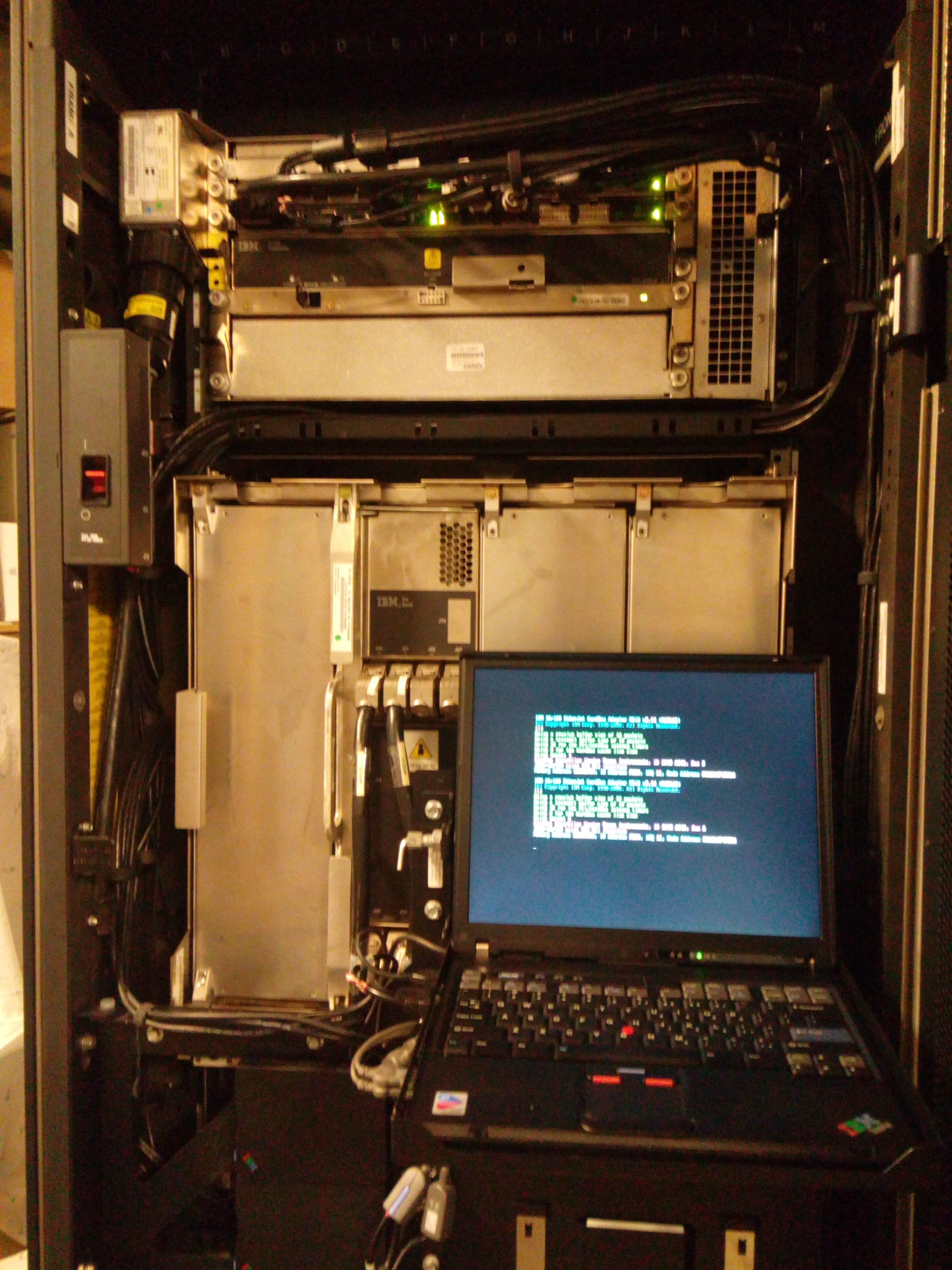 18-летний энтузиаст купил и установил в подвале мейнфрейм IBM z890 (2004 год) - 15 18-летний энтузиаст купил и установил в подвале мейнфрейм IBM z890 (2004 год) - 15