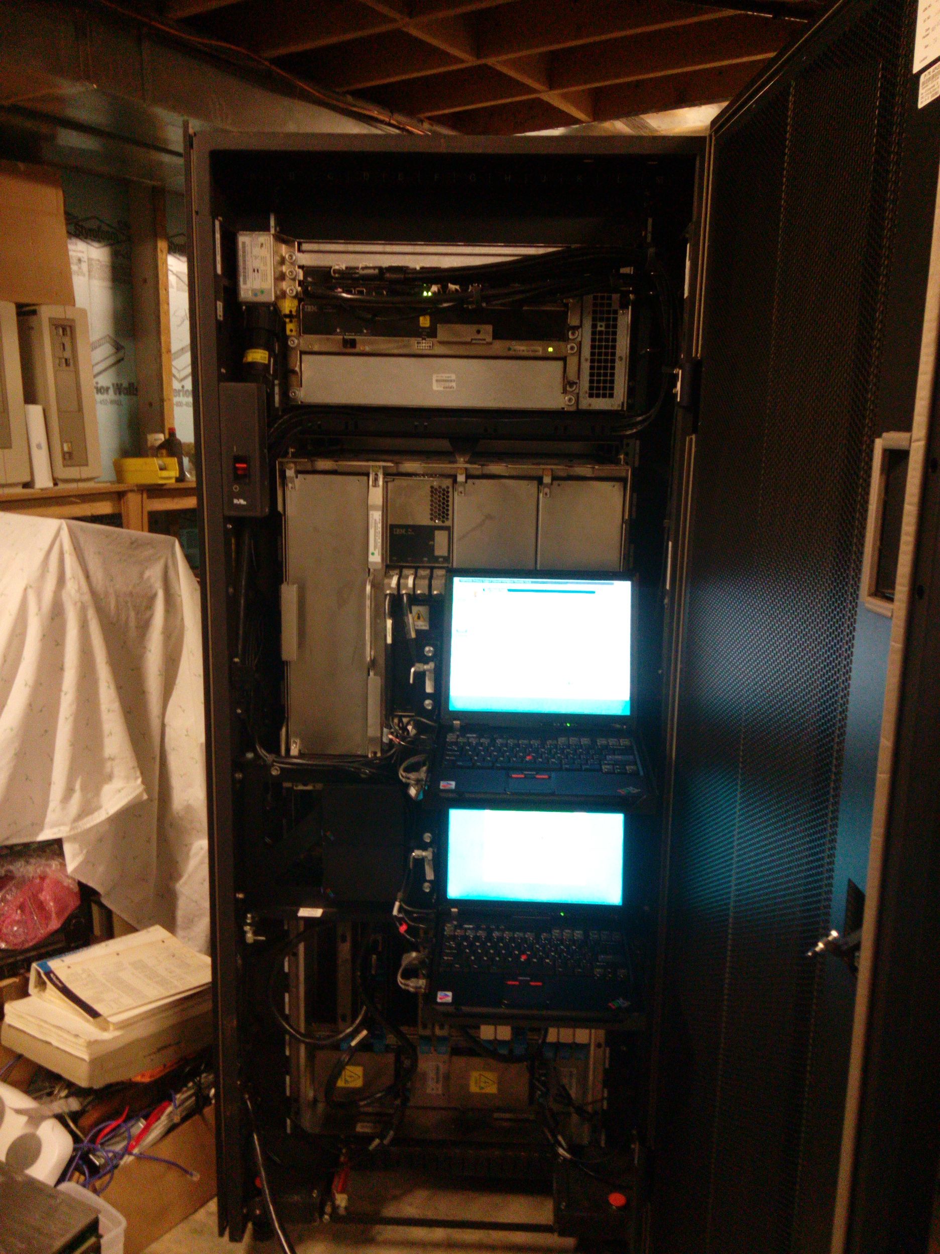 18-летний энтузиаст купил и установил в подвале мейнфрейм IBM z890 (2004 год) - 16 18-летний энтузиаст купил и установил в подвале мейнфрейм IBM z890 (2004 год) - 16