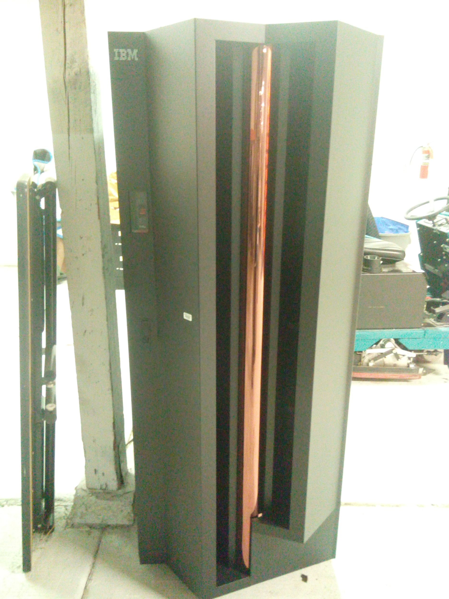 18-летний энтузиаст купил и установил в подвале мейнфрейм IBM z890 (2004 год) - 2 18-летний энтузиаст купил и установил в подвале мейнфрейм IBM z890 (2004 год) - 2