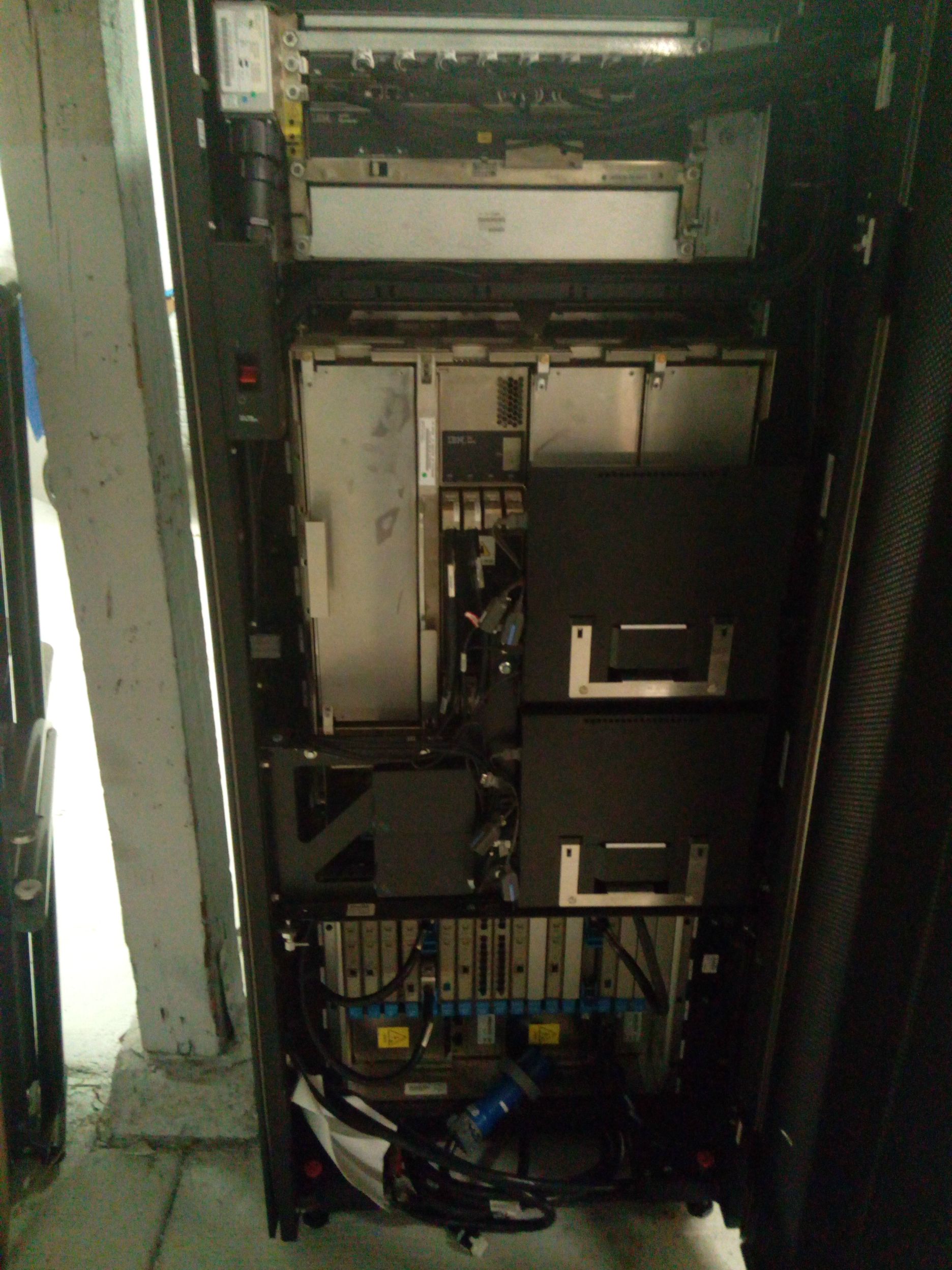 18-летний энтузиаст купил и установил в подвале мейнфрейм IBM z890 (2004 год) - 3 18-летний энтузиаст купил и установил в подвале мейнфрейм IBM z890 (2004 год) - 3