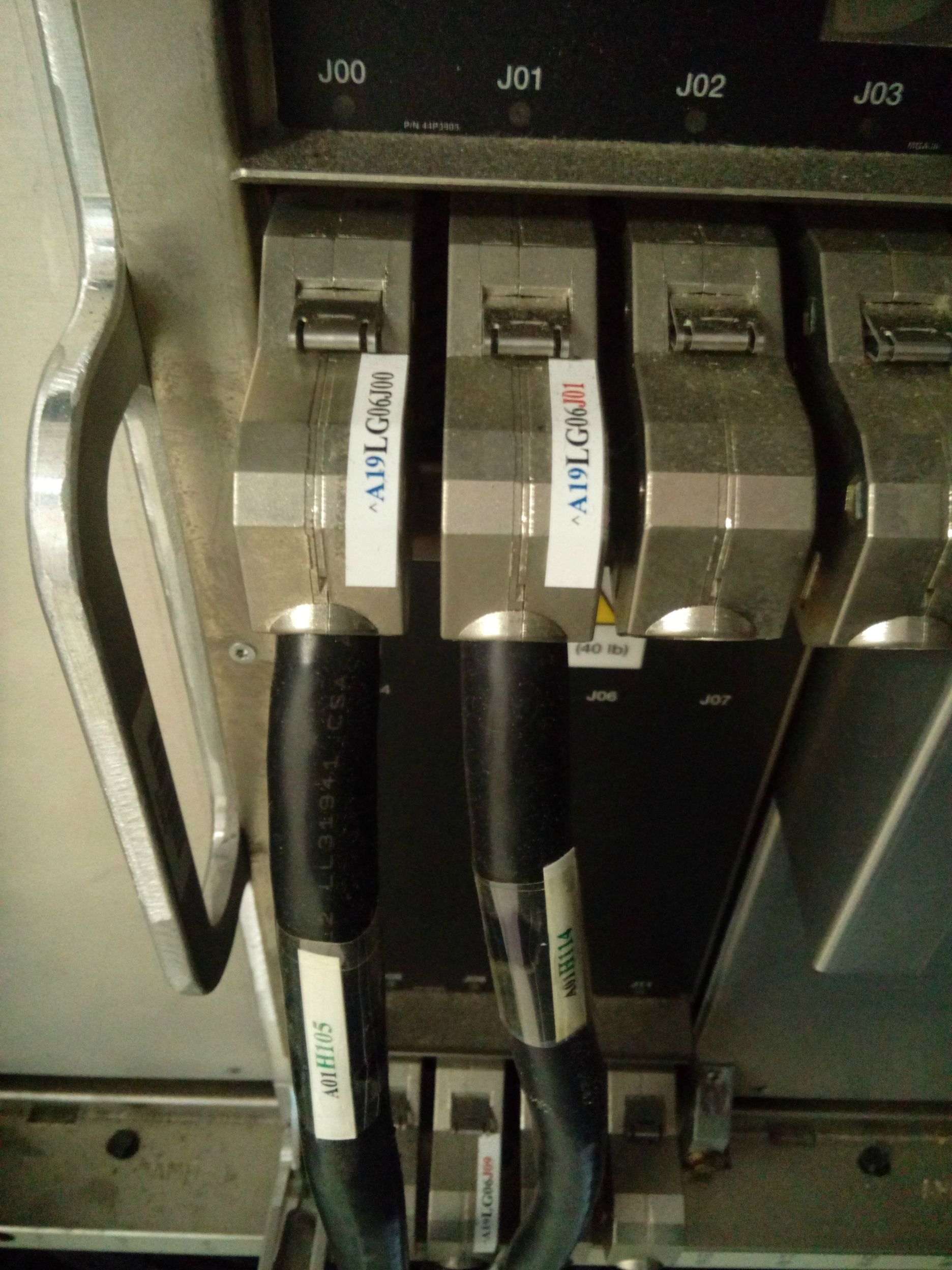 18-летний энтузиаст купил и установил в подвале мейнфрейм IBM z890 (2004 год) - 4 18-летний энтузиаст купил и установил в подвале мейнфрейм IBM z890 (2004 год) - 4