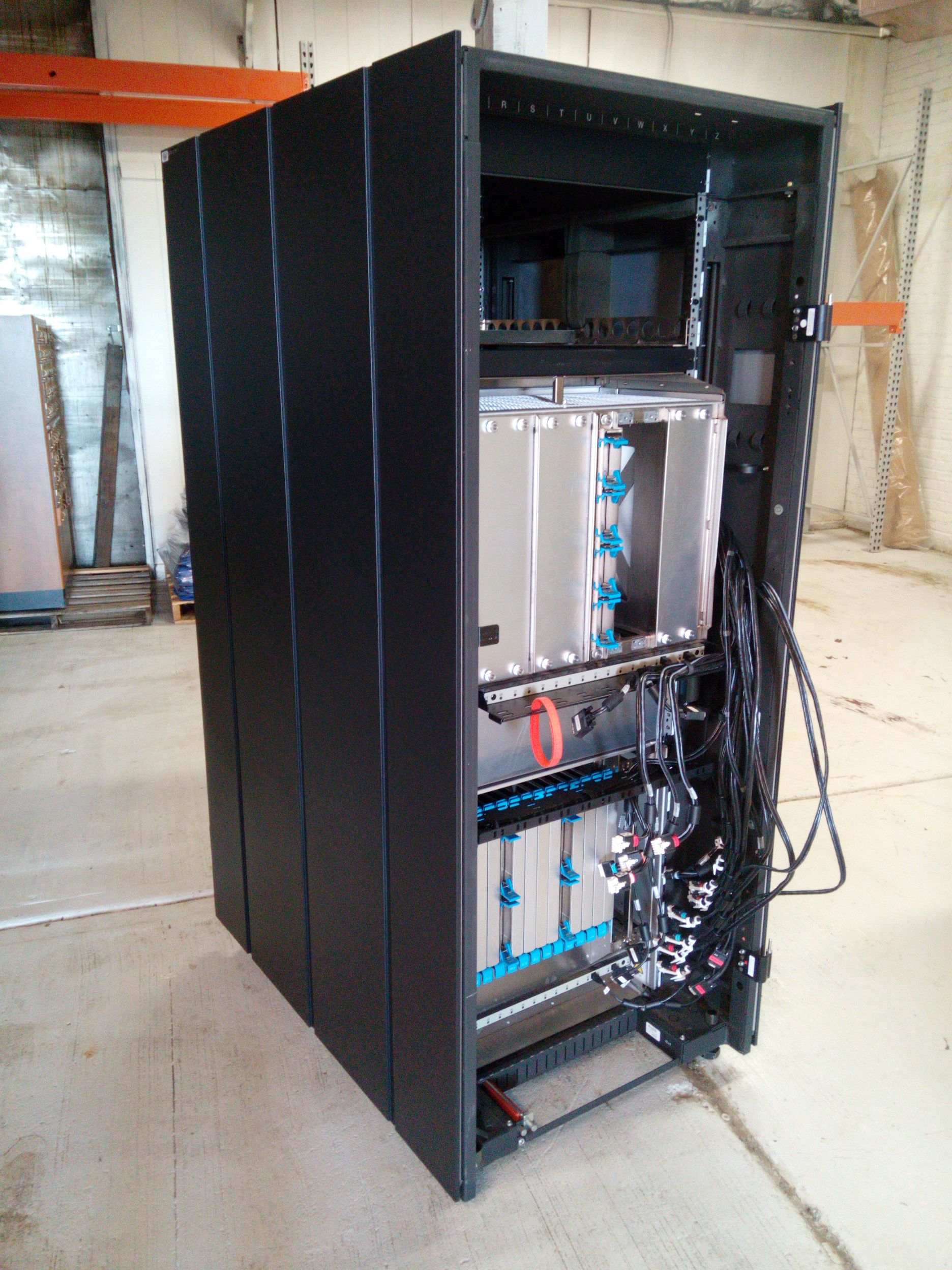 18-летний энтузиаст купил и установил в подвале мейнфрейм IBM z890 (2004 год) - 5 18-летний энтузиаст купил и установил в подвале мейнфрейм IBM z890 (2004 год) - 5