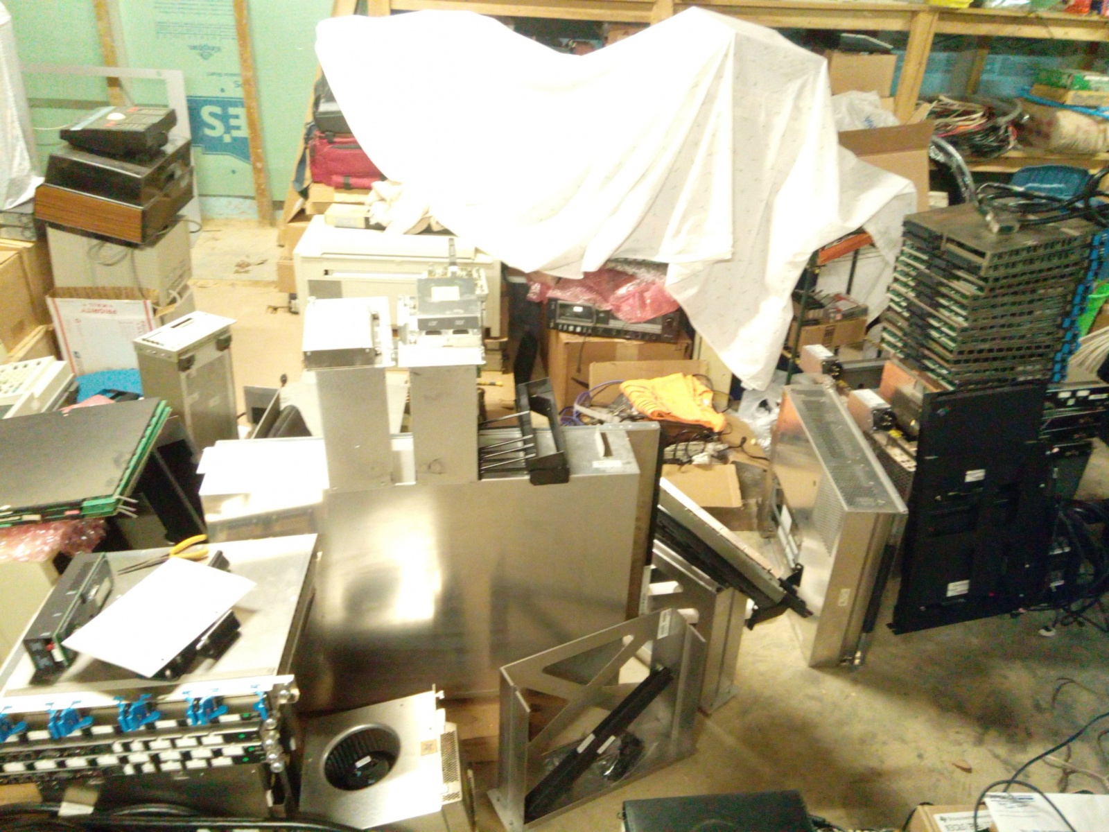 18-летний энтузиаст купил и установил в подвале мейнфрейм IBM z890 (2004 год) - 9 18-летний энтузиаст купил и установил в подвале мейнфрейм IBM z890 (2004 год) - 9