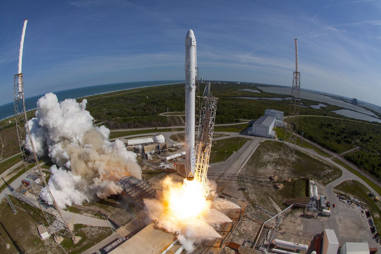 SpaceX выложила фотографии самого успешного запуска космического корабля Falcon 9 в своей истории - 1