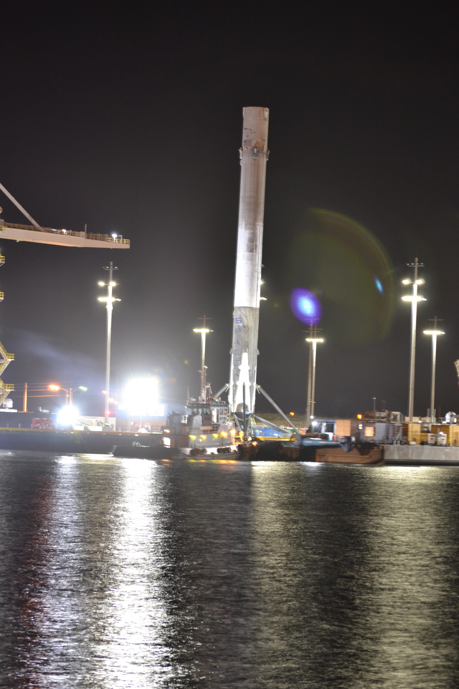 Вернувшуюся ступень космического корабля Falcon 9 благополучно доставили в порт - 5 image