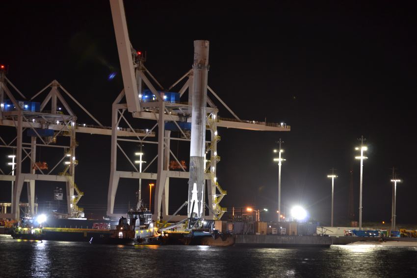 Вернувшуюся ступень космического корабля Falcon 9 благополучно доставили в порт - 1 Вернувшуюся ступень космического корабля Falcon 9 благополучно доставили в порт - 1