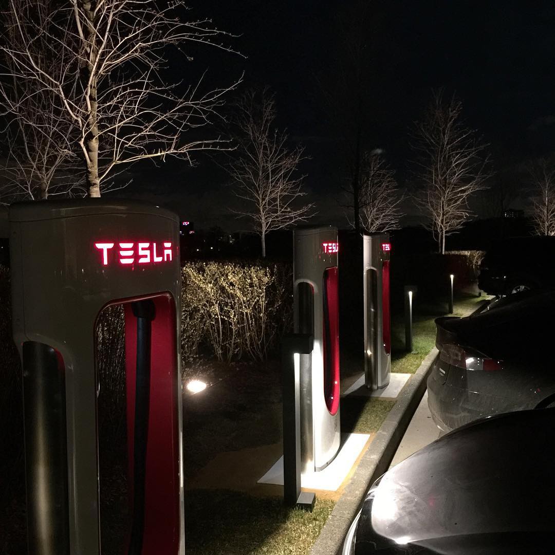 В Подмосковье открыли первую в РФ электро-АЗС Tesla Supercharger - 3