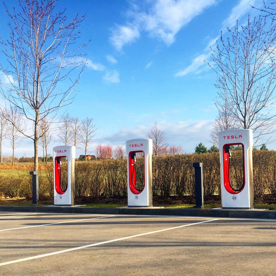 В Подмосковье открыли первую в РФ электро-АЗС Tesla Supercharger - 1