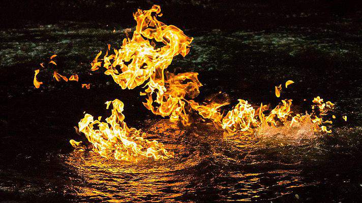 Как доказать влияние добычи сланцевого газа на окружающую среду? Очень просто — поджечь реку - 1 Как доказать влияние добычи сланцевого газа на окружающую среду? Очень просто — поджечь реку - 1