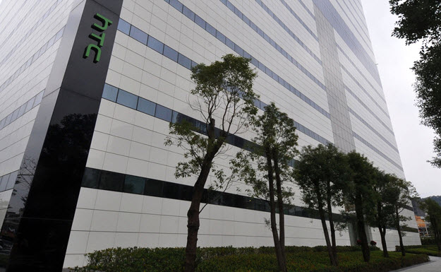HTC продает землю, чтобы улучшить финансовое положение