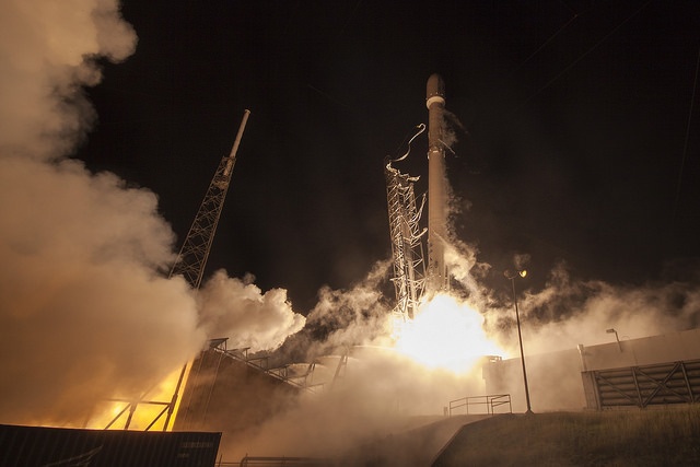 SpaceX вновь удалось посадить первую ступень Falcon 9 на морскую платформу - 1