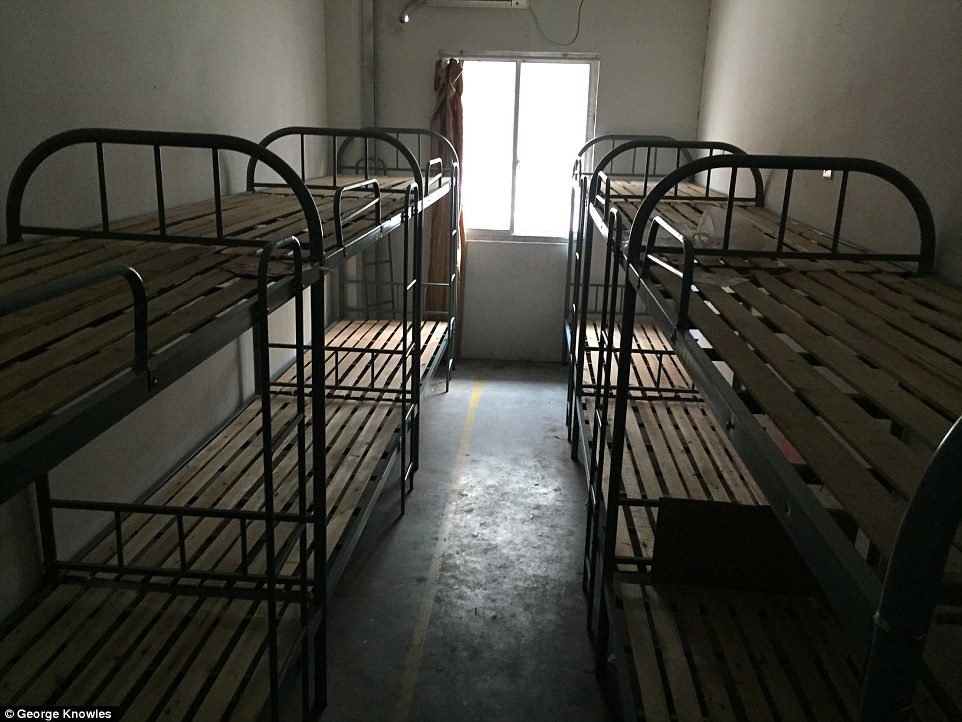iPhone, как и 4 года назад, собирают нищие из антисанитарных китайских общежитий, общежития заводов Pegatron и Foxconn, собирающих технику Apple, фотография The Daily Mail 
