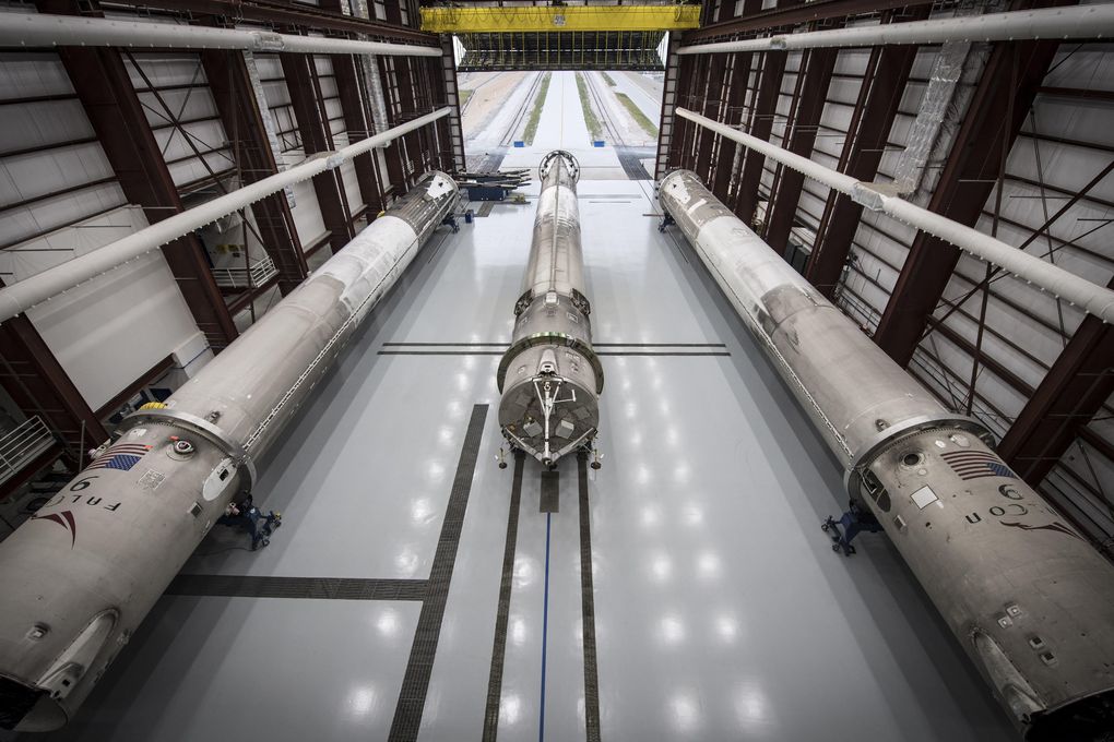 SpaceX показала свой ангар для хранения вернувшихся из космоса ступеней ракет Falcon 9 - 5
