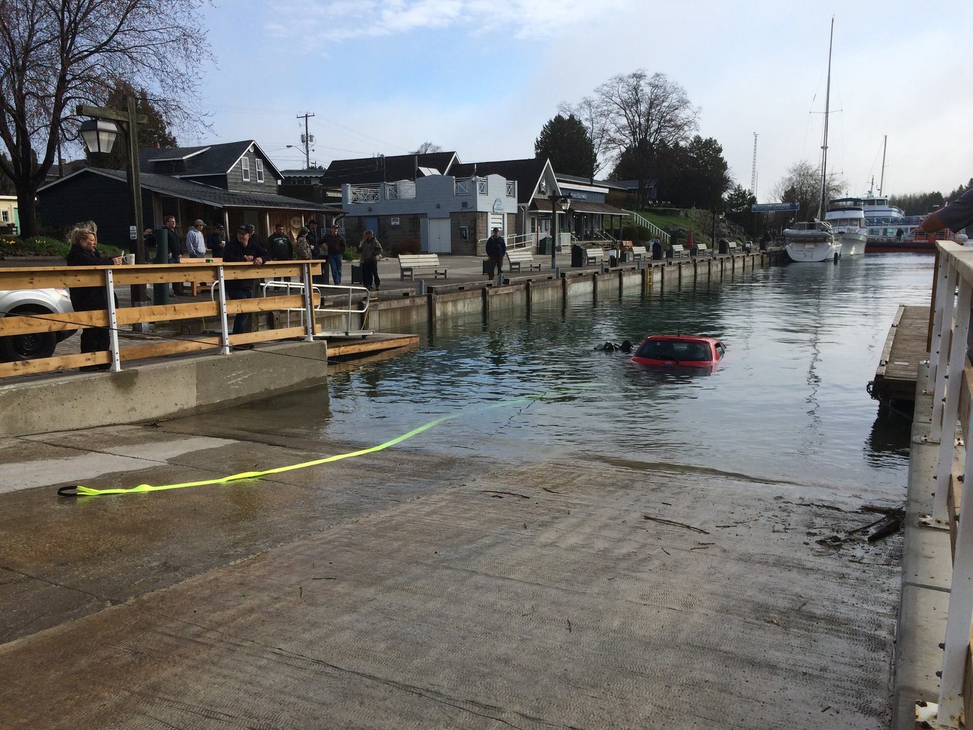 Женщина заехала в озеро по GPS-навигатору - 4 Женщина заехала в озеро по GPS-навигатору - 4