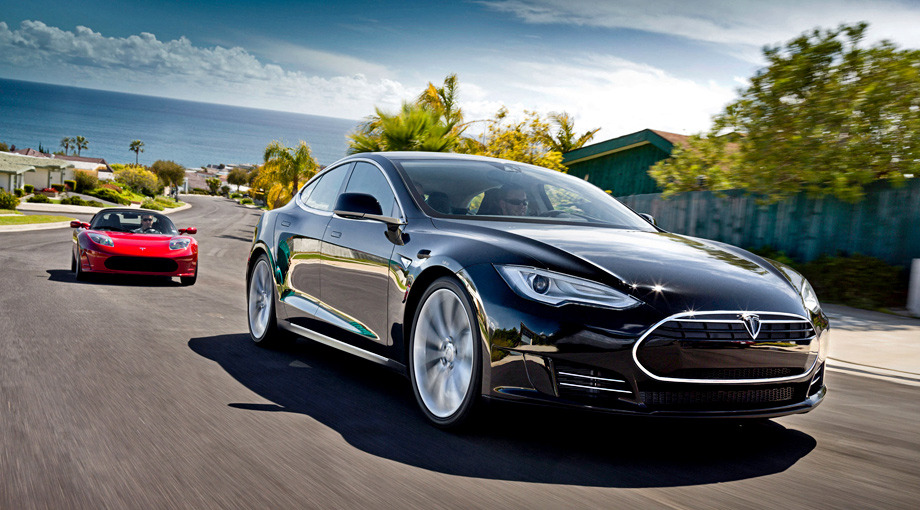 Водителя Tesla Model S засекли спящим за рулем на дороге - 1