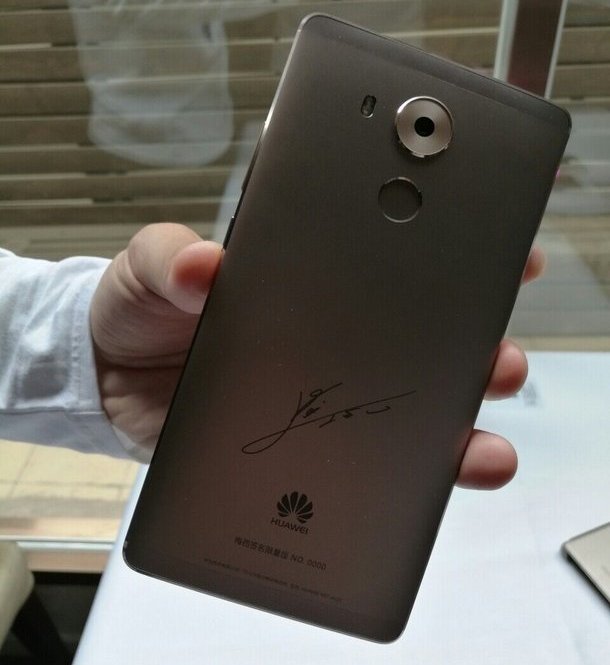 Ограниченная партия Huawei Mate 8 с автографом Лионеля Месси включает всего 5000 смартфонов
