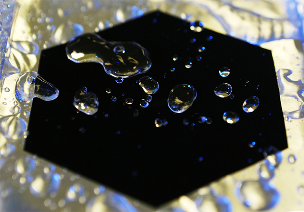 Самый черный материал на Земле не дает тонуть в воде алюминиевому диску - 1
