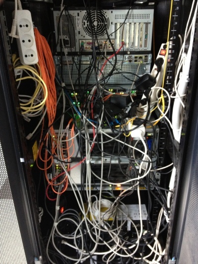 Как создавался региональный государственный ЦОД - 13 Так выглядеть ИТ инфраструктура не должна. Снимок сделан на второй день моей трудовой деятельности, 2012 год.