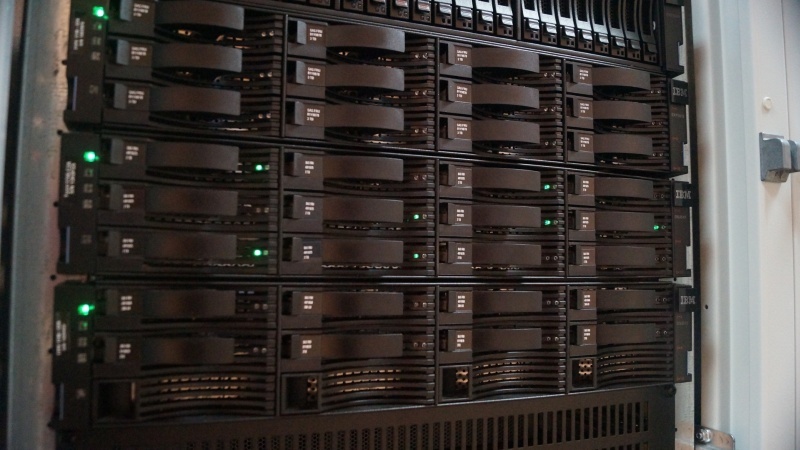 Как создавался региональный государственный ЦОД - 16 Полки с жёсткими дисками IBM DS3512 и вверху видна полка DS3524.