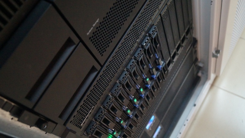 Как создавался региональный государственный ЦОД - 17 На переднем плане ленточная библиотека IBM TS3200.