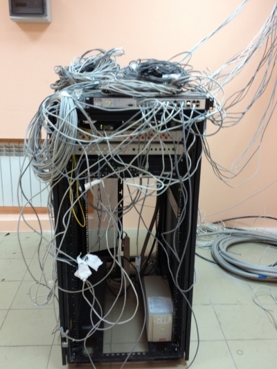 Как создавался региональный государственный ЦОД - 2 Так выглядела единственная стойка внутри нашего будущего ЦОД в июне 2012 года.