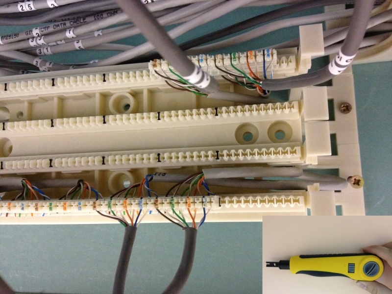 Как создавался региональный государственный ЦОД - 5 Вид настенной 110-й кросс панели в процессе монтажа, а также нож для заделки проводов.