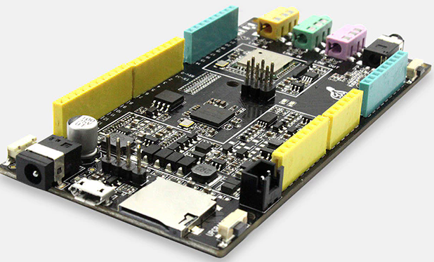 Плата Fireduino интегрирует ряд компонентов, отсутствующих у Arduino Uno