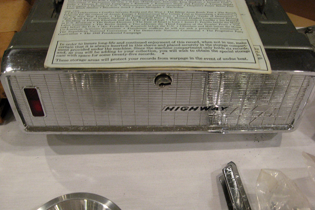 Highway Hi-Fi: первый в мире виниловый музыкальный центр для автомобиля от Chrysler - 2 Highway Hi-Fi: первый в мире виниловый музыкальный центр для автомобиля от Chrysler - 2