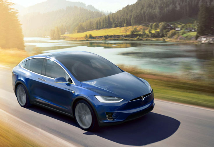 Кроссовер Tesla Model X перевернулся, водитель остался жив