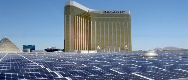 На крыше комплекса Mandalay Bay установлен самый большой в США массив солнечных батарей