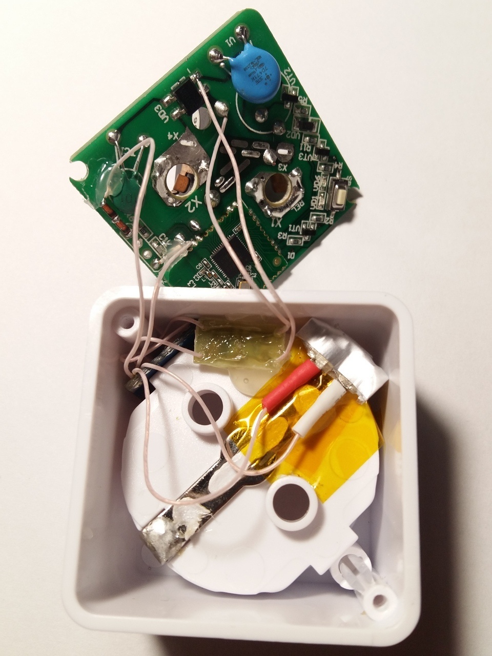 Умный разбор. Колонка алиса в разборе. Розетка aqara в разборе. Хром мини внутренности. Компьютерные колонки в разобранном виде.