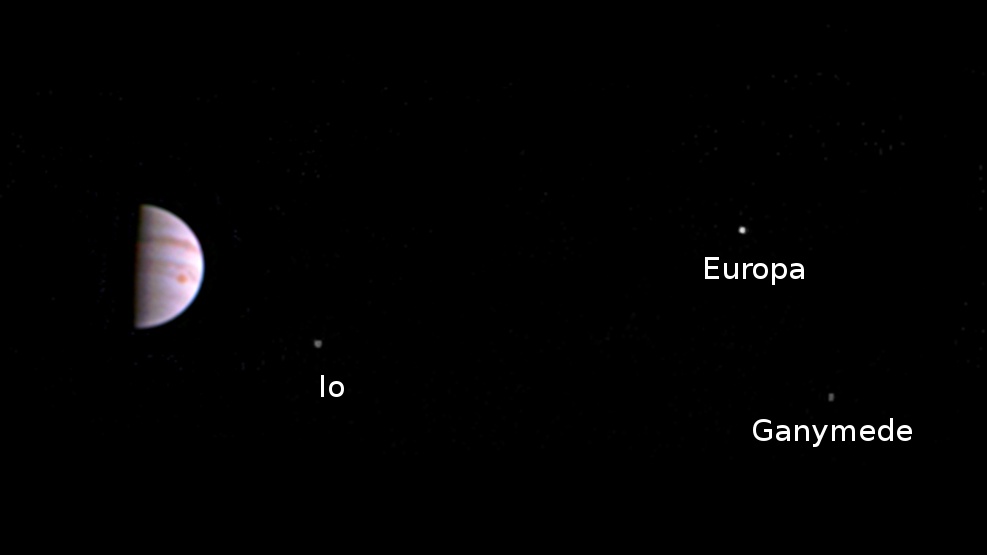 «Юнона» прислала первые фото Юпитера - 1