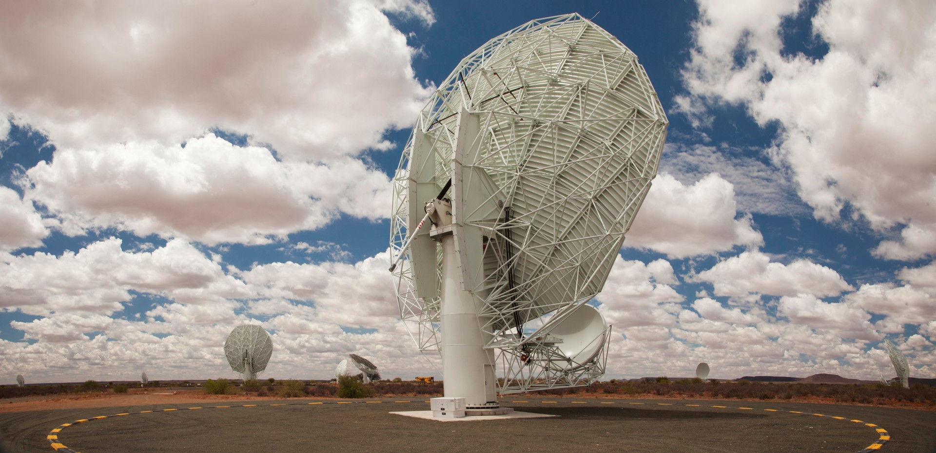 Крупнейший радиотелескоп MeerKAT запустили в тестовом режиме на четверть мощности - 8